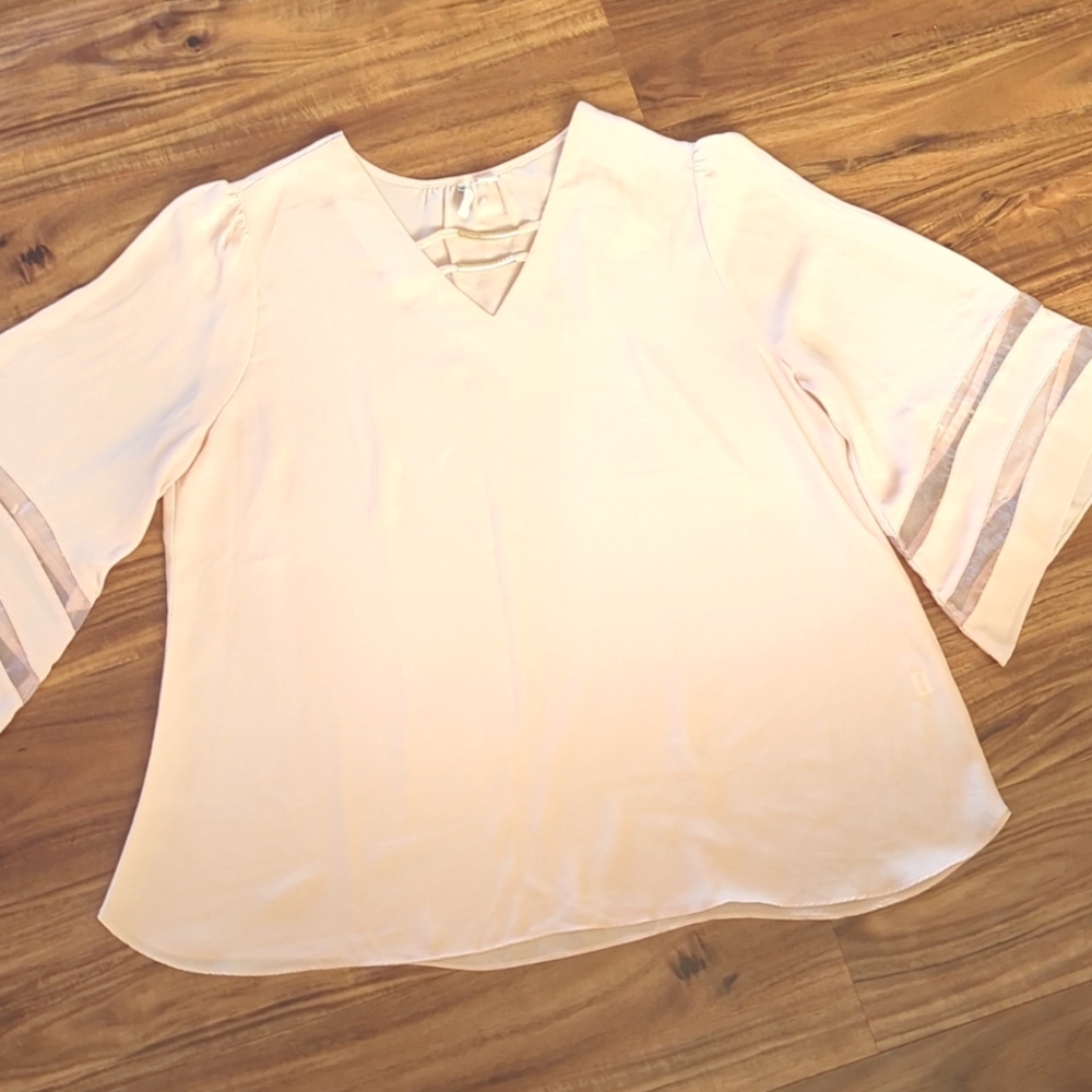 Pretty women's flowing top